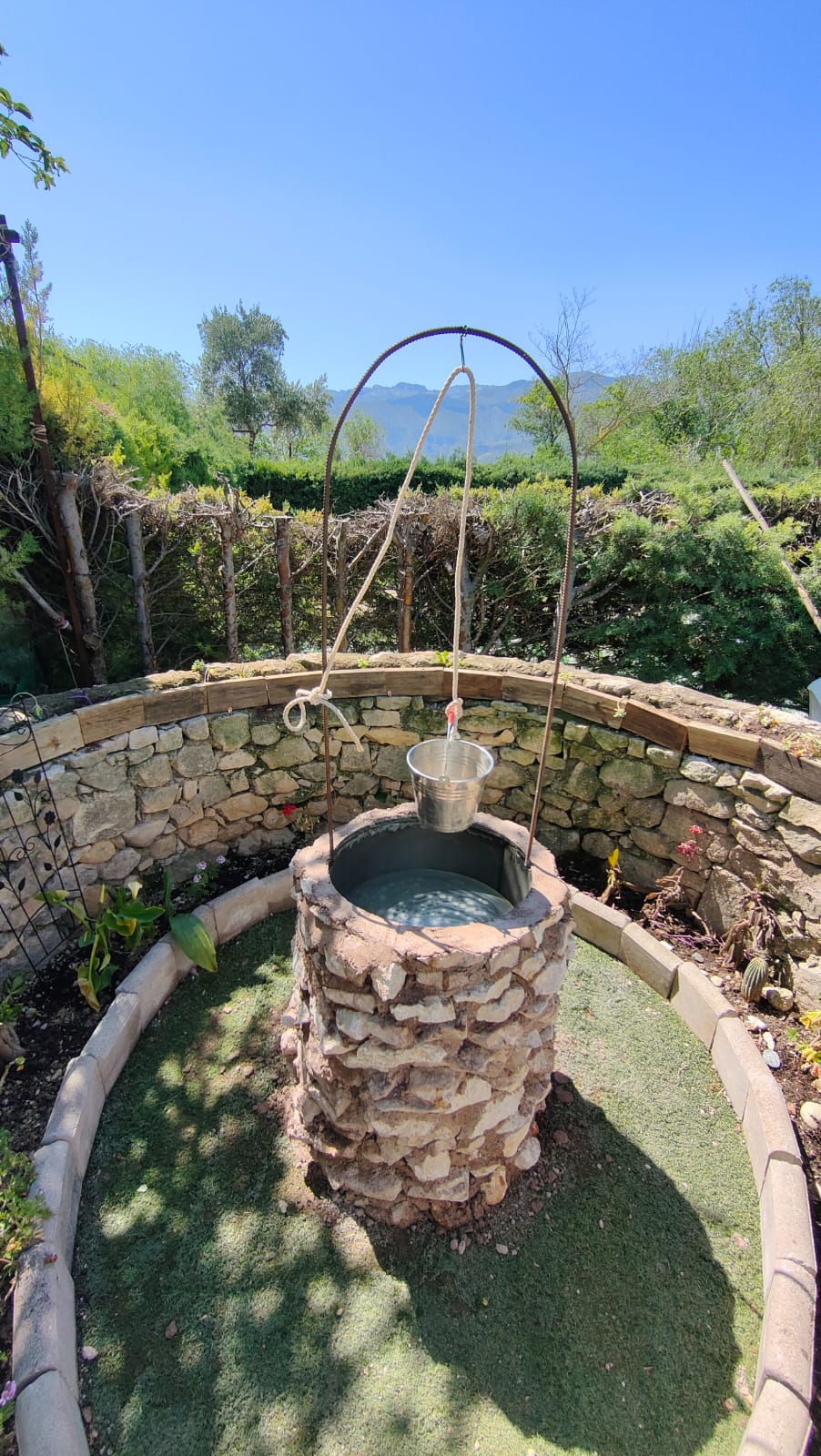 Pozo tradicional de piedra decorativo en las instalaciones de Camping El Cantonet, Albanchez de Mágina, cerca de Úbeda, Baeza y Jaén