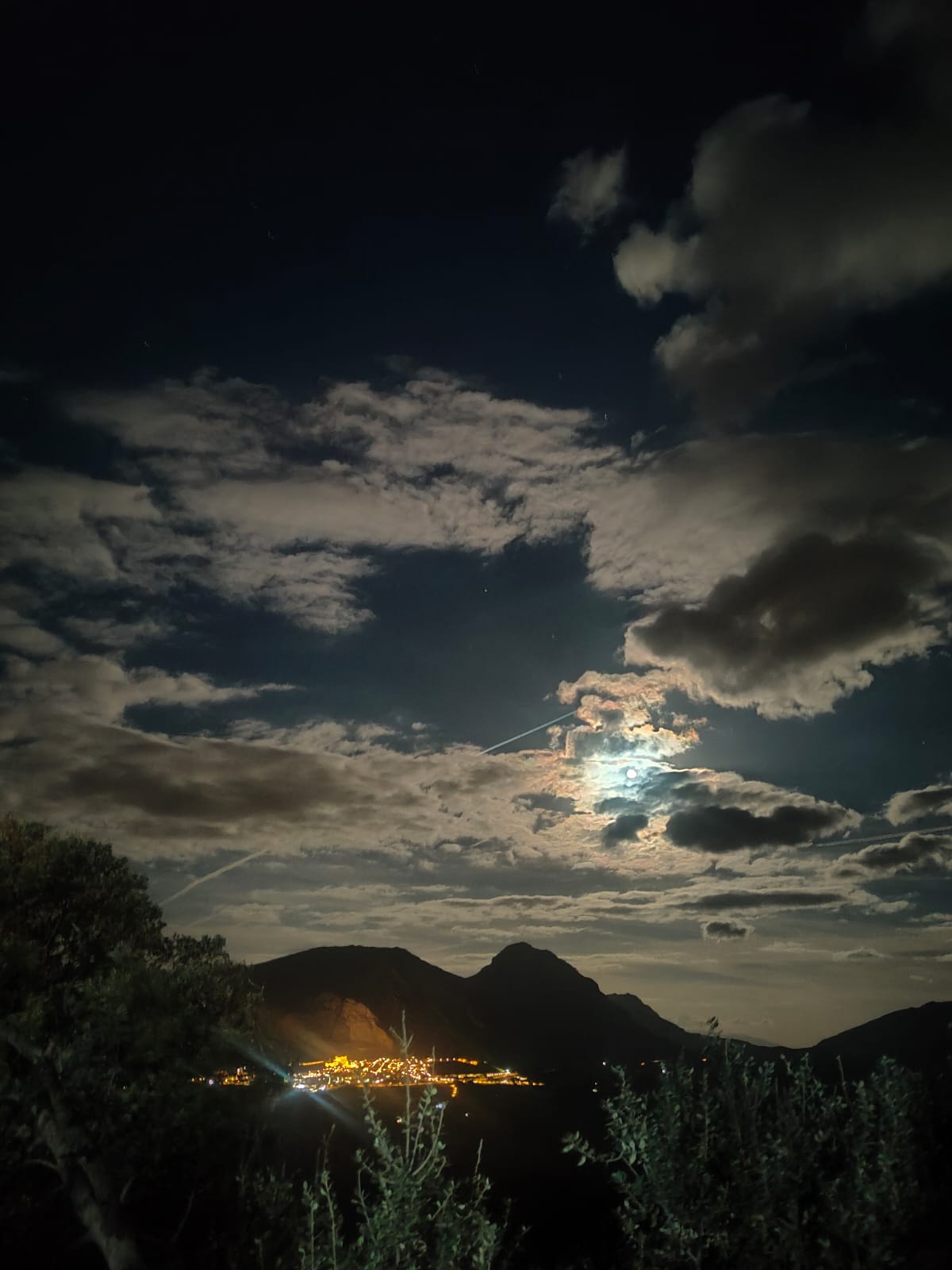 Cielo nocturno con luna y nubes sobre Sierra Mágina desde Camping El Cantonet, cerca de Úbeda, Baeza y Jaén