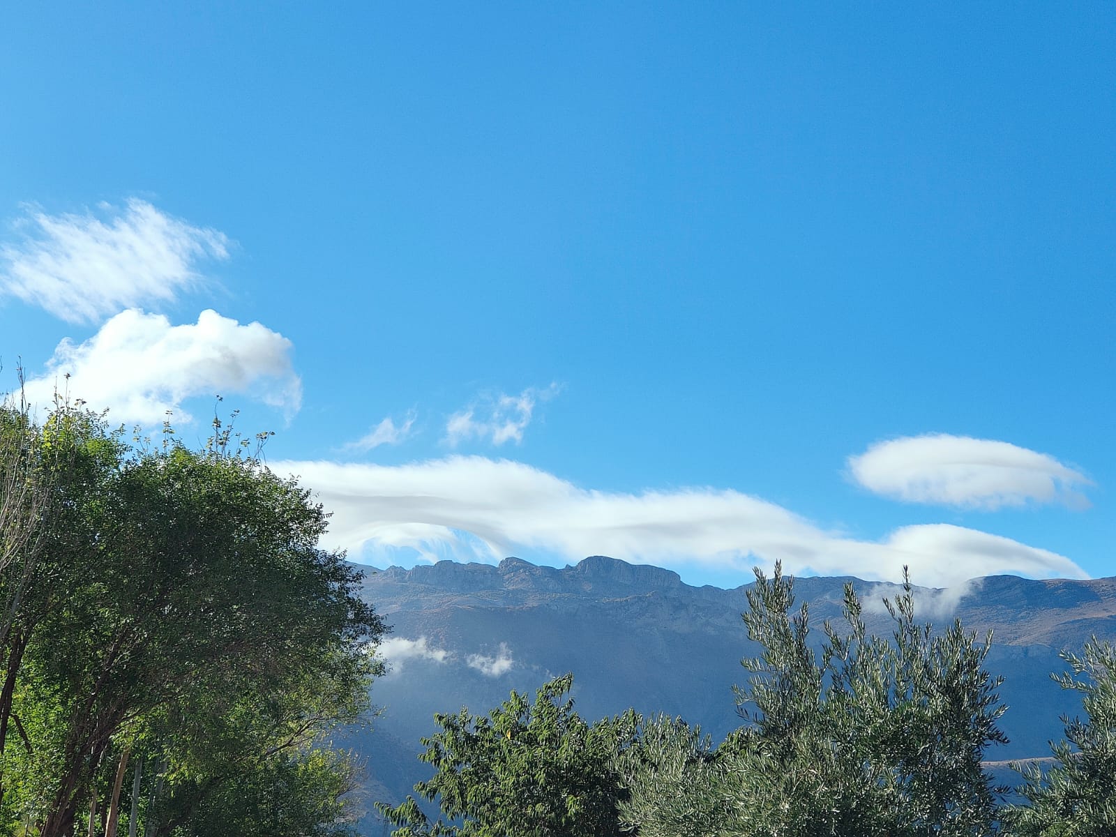Vistas panoramicas a la sierra y nubes sobre las montañas desde Camping El Cantonet, Albanchez de Mágina, cerca de Torres, Jimena y Cazorla (Jaén)