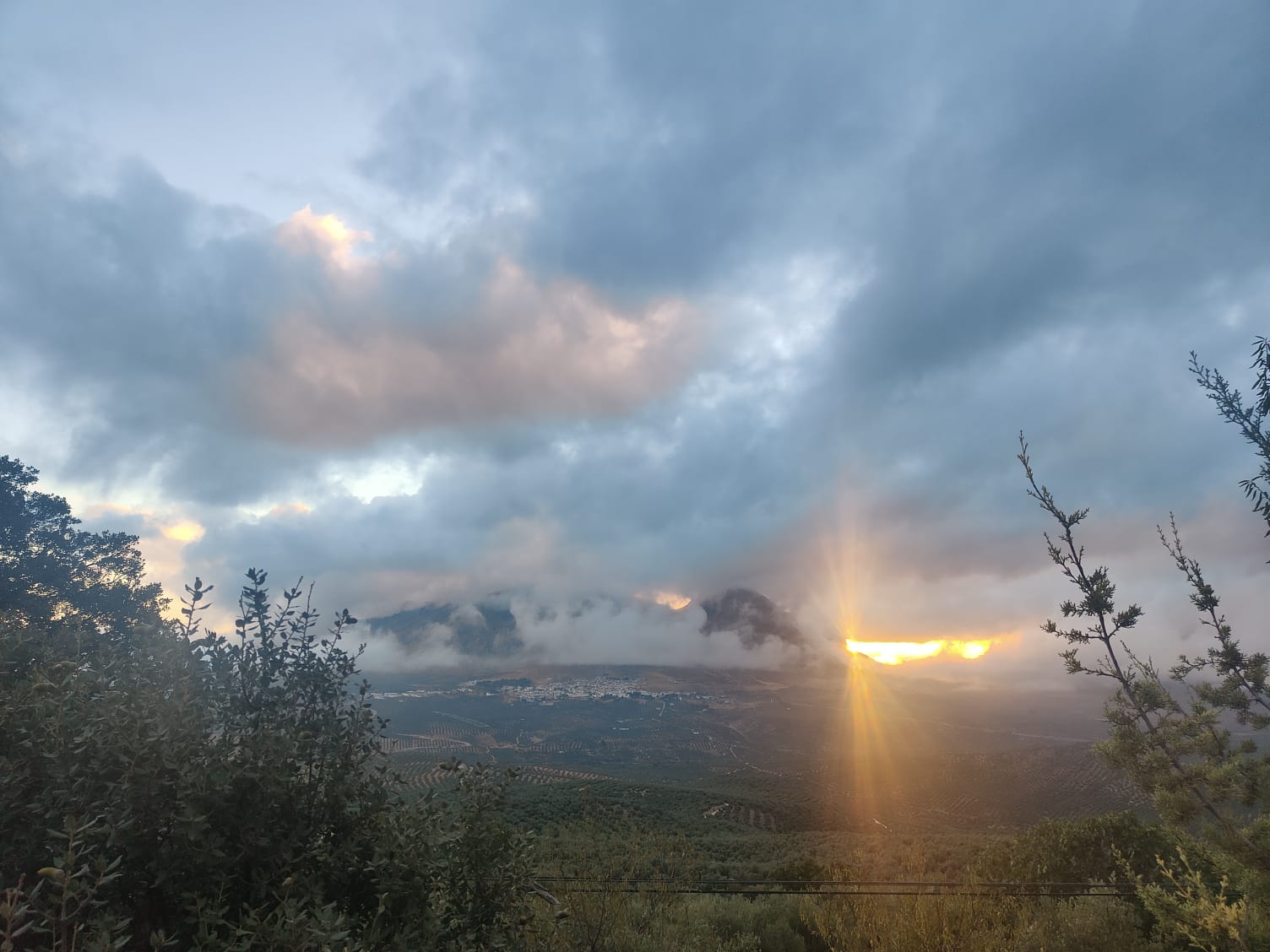 Vistas panoramicas del valle y montañas con rayos de sol al atardecer desde Camping El Cantonet, cerca de Ubeda, Baeza y Jaen