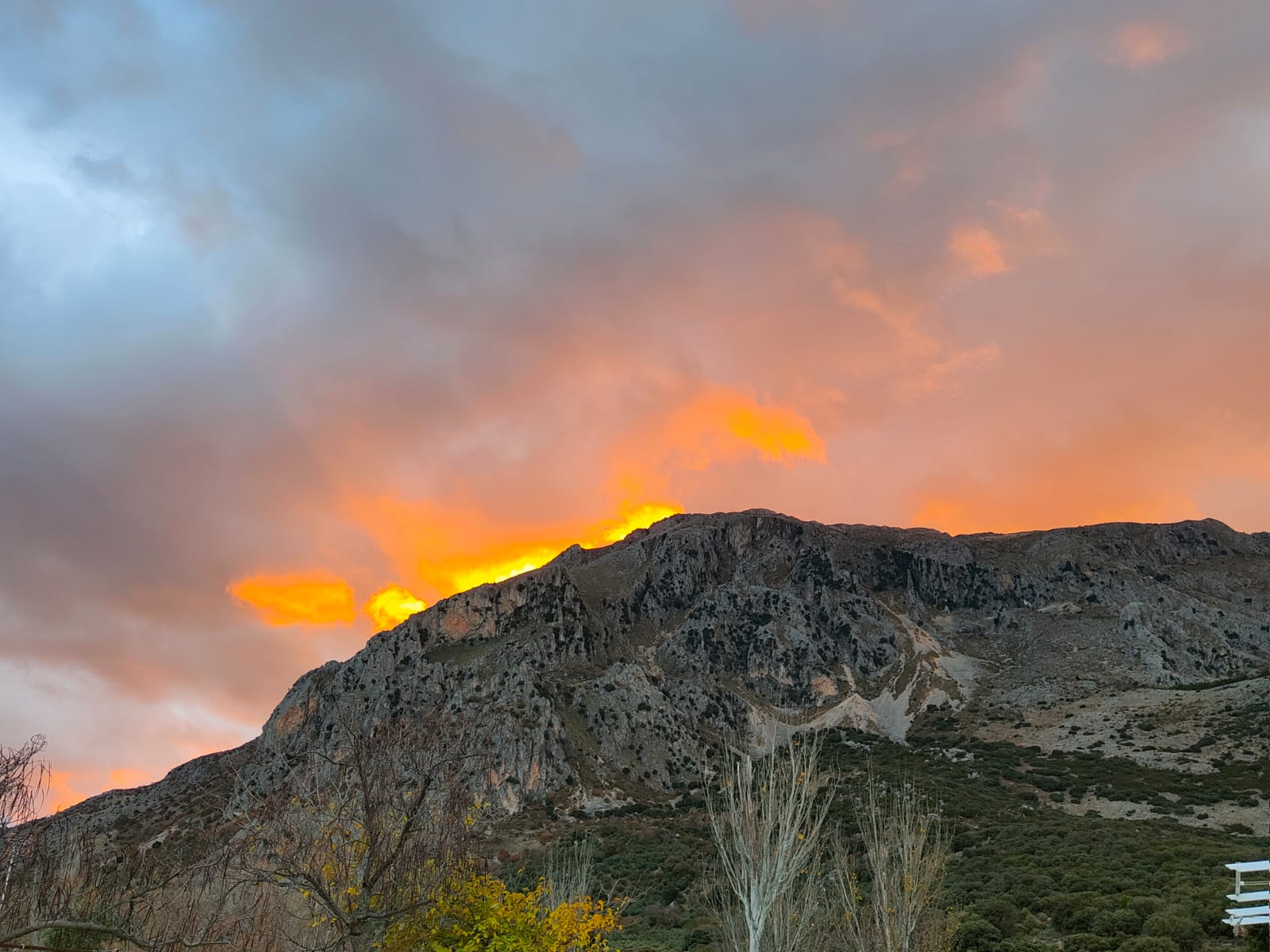 istas panoramicas de las montañas de Sierra Mágina al atardecer desde Camping El Cantonet, cerca de Torres, Jimena y Jaén