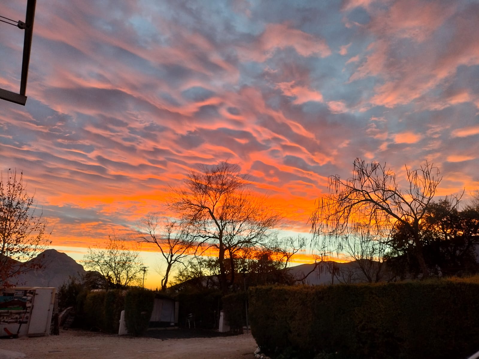 Espectacular atardecer con cielo rojizo sobre las montañas en Camping El Cantonet, cerca de Sierra de Cazorla, Torres y Jaén