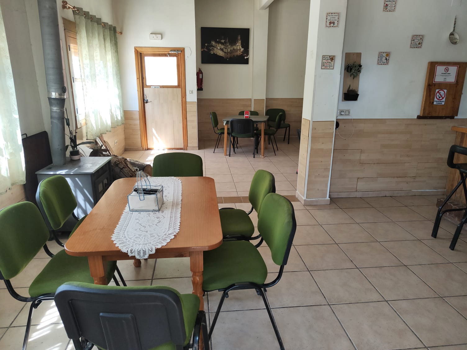 Salón comunitario con chimenea, zona de estar y recepción en Camping El Cantonet, Albanchez de Mágina (Sierra Mágina, Jaén)