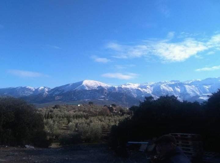 Vistas panoramicas a las cumbres nevadas de Sierra Mágina en invierno desde Camping El Cantonet, cerca de Ubeda, Baeza y Cazorla (Jaén)