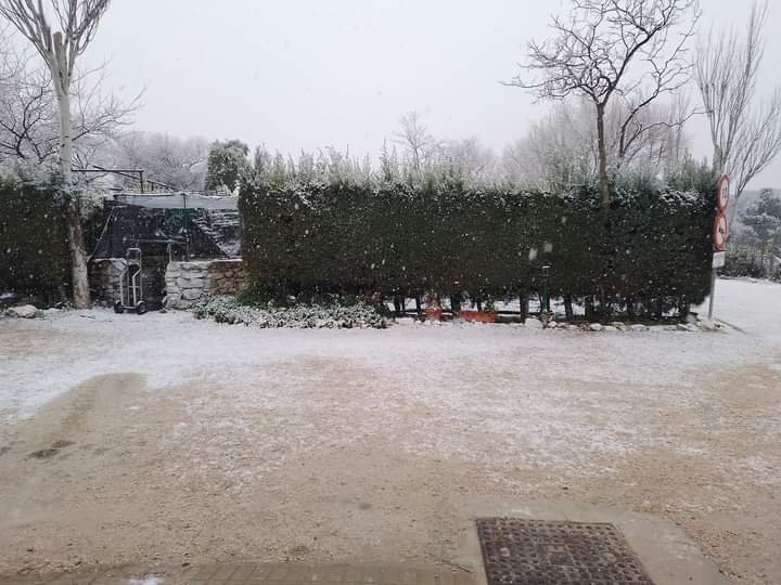 Instalaciones y parcelas de Camping El Cantonet nevadas en invierno en Albanchez de Mágina, cerca de Torres, Jimena y Jaén