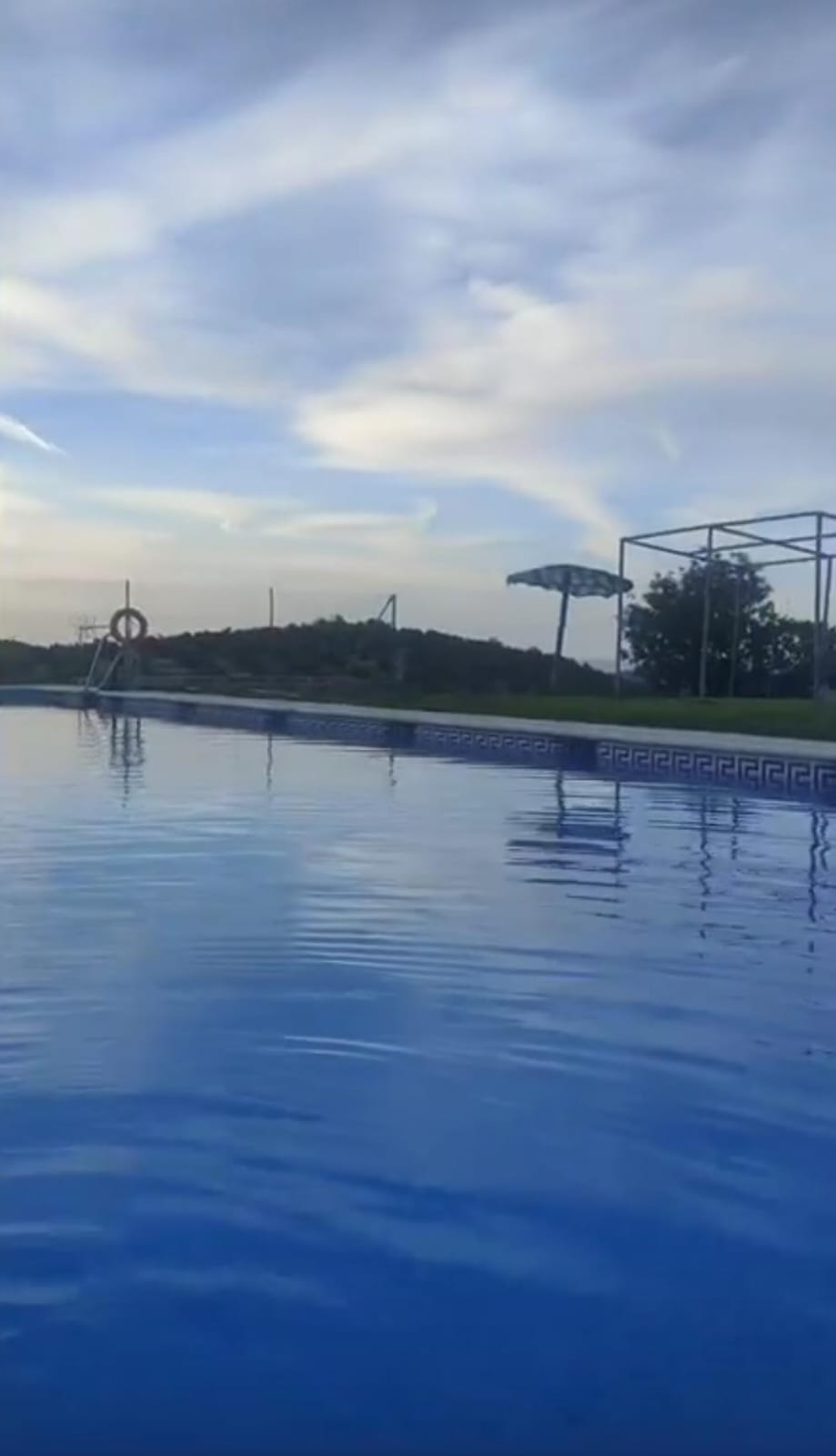 Piscina al aire libre con zona de sombrillas y solarium en Camping El Cantonet, Albanchez de Mágina (Sierra Mágina, Jaén)