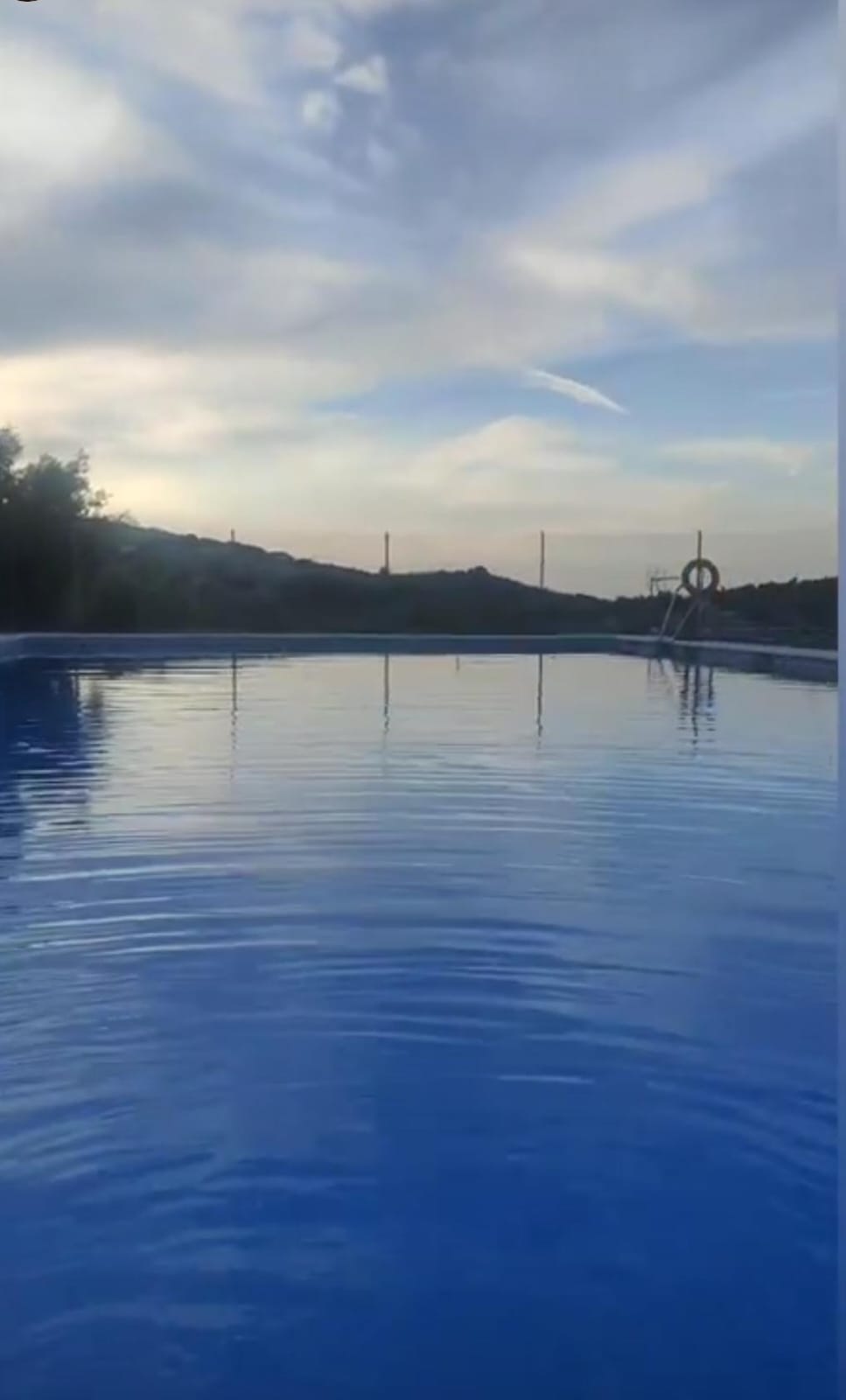 Agua cristalina de la piscina principal con vistas a las montañas en Camping El Cantonet, Albanchez de Mágina (Sierra Mágina, Jaén)