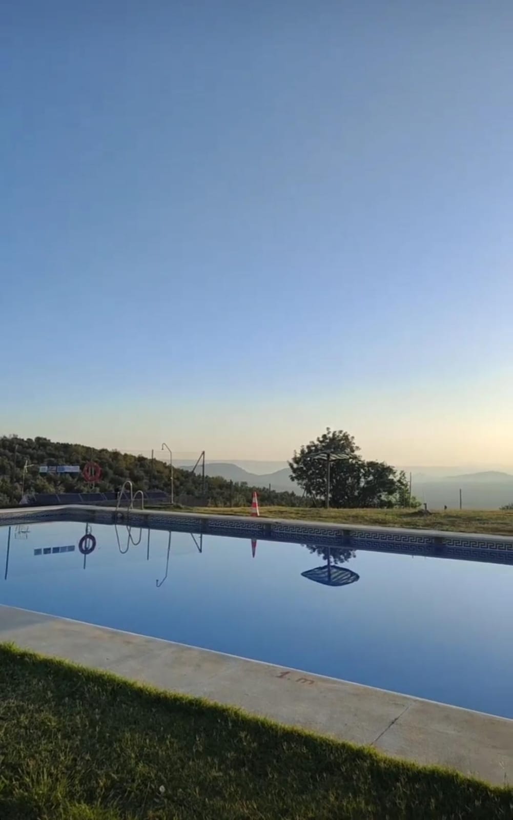 Piscina al aire libre con vistas panoramicas a las montañas de Sierra Mágina en Camping El Cantonet, Albanchez de Mágina (Jaén)