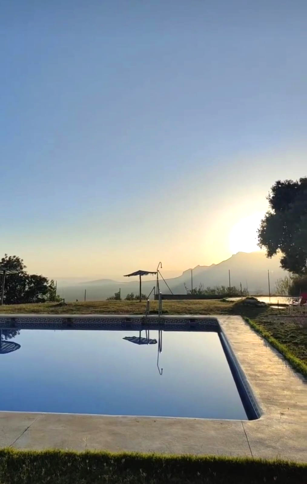 Vistas panoramicas a las montañas de Sierra Mágina al amanecer desde la piscina en Camping El Cantonet, Albanchez de Mágina (Jaén)